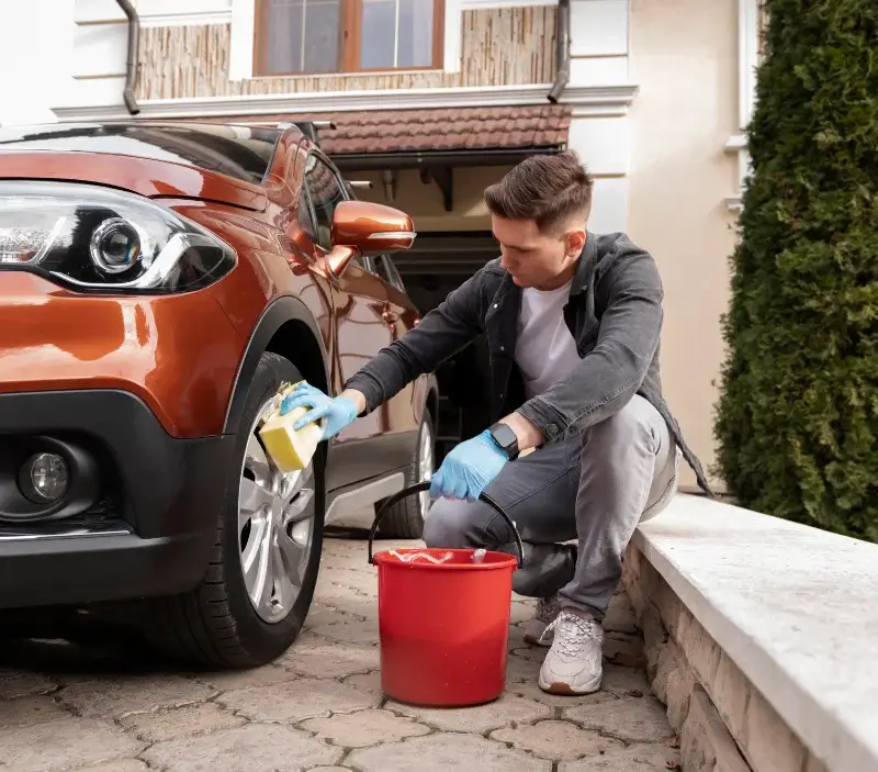 Lavage auto à domicile Bruebach : professionnel intervenant sur un véhicule